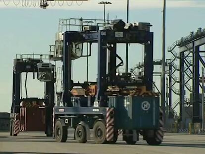 El déficit comercial baja un 1,2% gracias al desplome del petróleo