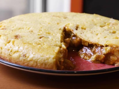 Sí, se puede hacer tortilla de bravas (y de pan con tomate)