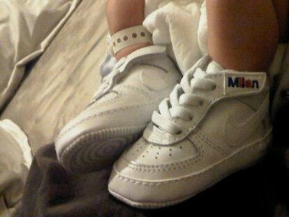 Piqué publica en su Twitter una foto
de los patucos de su bebé Milan