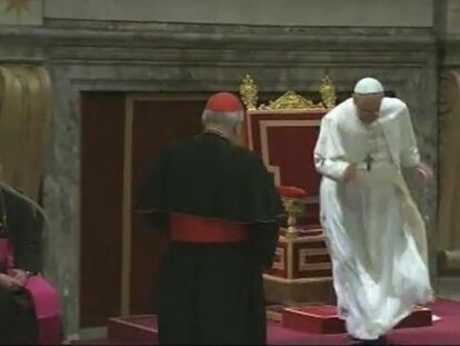 El papa Francisco tropieza