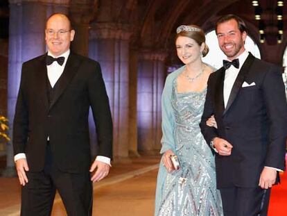 Alberto de Mónaco, ayer, con los herederos de Luxemburgo.