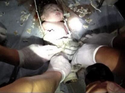 Un bebé recién nacido es rescatado con vida de una tubería en China