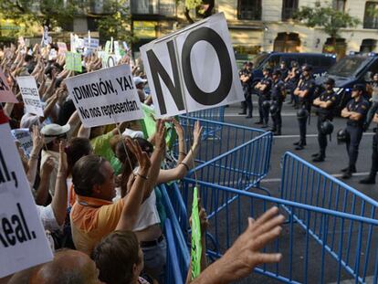 Dos mil personas protestan ante la sede del PP en Madrid