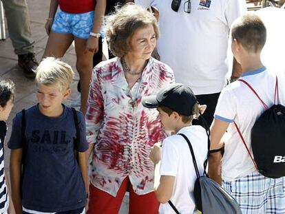 La Reina con algunos de sus nietos en Palma este lunes.