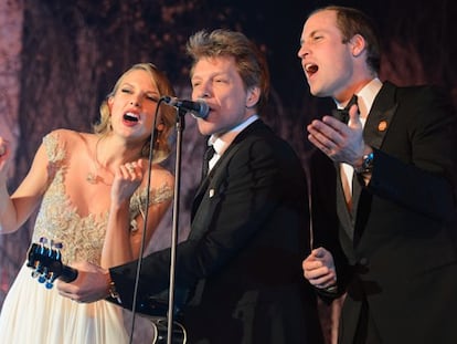 Taylor Swift, Jon Bon Jovi, en el centro, y el príncipe Guillermo en la gala.