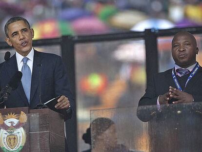 El intérprete del funeral, junto a Obama.