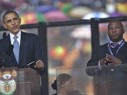El intérprete del funeral, junto a Obama.