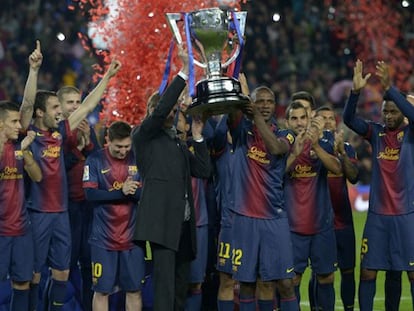 Vilanova con el equipo levanta el trofeo de Liga.