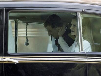 Gesto cariñoso de doña Letizia al Rey al salir del Palacio de la Zarzuela.