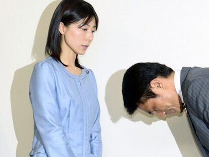 Suzuka se inclina como disculpa por sus palabras.