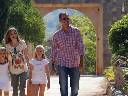 Los Reyes, junto a sus dos hijas, durante su visita el lunes por la mañana a la finca Raixa, en Palma.