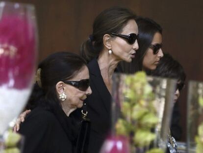 Isabel Preysler, entre su madre y su hija Ana Boyer.