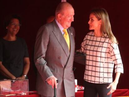La reina Letizia y el rey Juan Carlos, en la mesa petitoria del Congreso