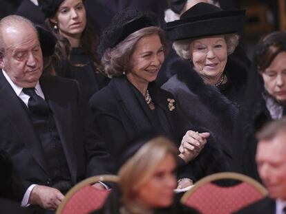 Don Juan Carlos y doña Sofía representan a España en el funeral.