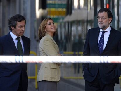 Mariano Rajoy junto a María Dolores de Cospedal y Carlos Floriano. AFP/ ELPAÍS-LIVE
