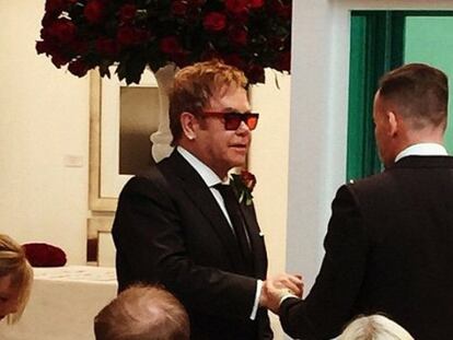 Foto de Instagram de la boda de Elton John.