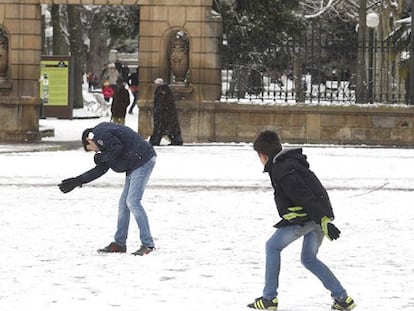 Varios niños juegan con la nieve caída en Soria.
