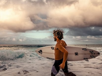 Acompañamos en Hawái al mejor surfista español.