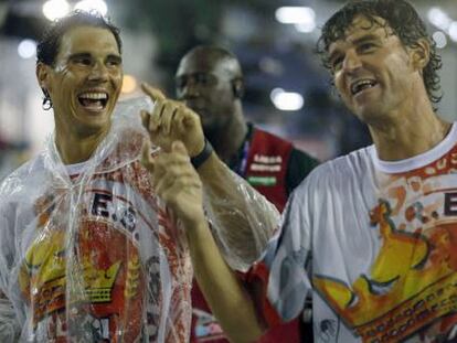 Nadal y Kuerten bailan en el carnaval de Río de Janeiro.