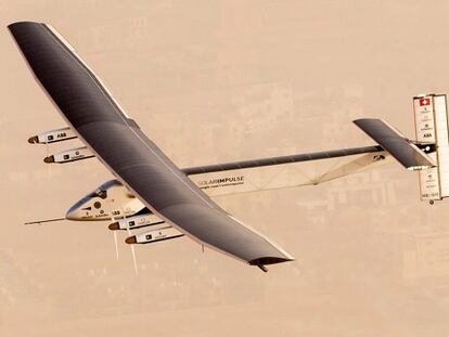 El 'Solar Impulse 2' despega en Abu Dhabi.