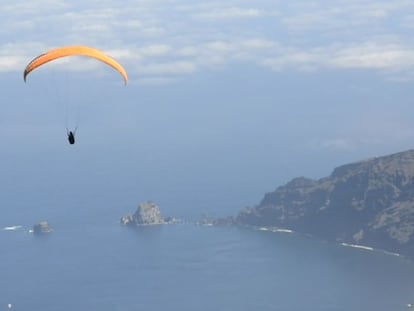 Un parapentista sobre la isla de El Hierro.