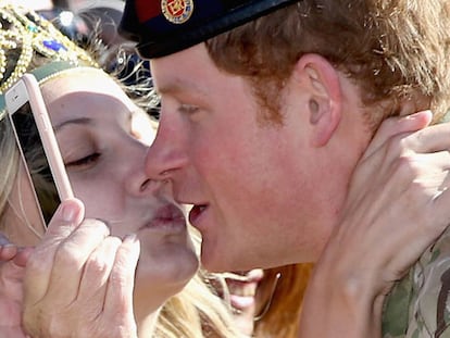 Una joven intenta besar al príncipe Enrique.