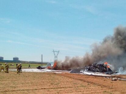 El avión siniestrado, en llamas.