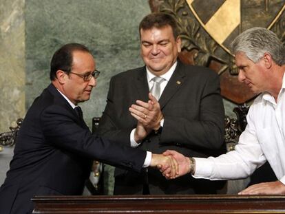 Hollande saluda al primer vicepresidente cubano, Miguel Diaz-Canel, junto al rector de la Universidad de La Habana.