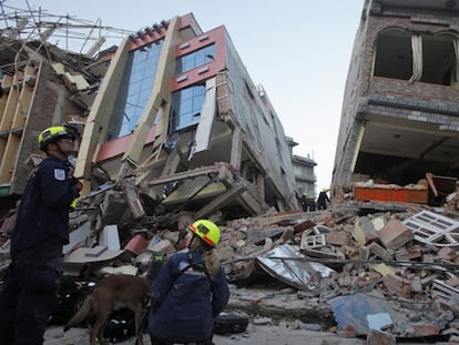 Nepal vive otro gran terremoto, de 7,3, que deja al menos 57 muertos y 1.000 heridos.