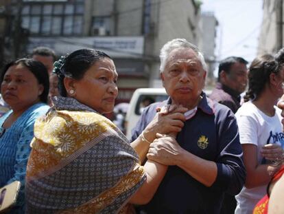 Nepalíes en las calles de Katmandú tras el nuevo temblor.