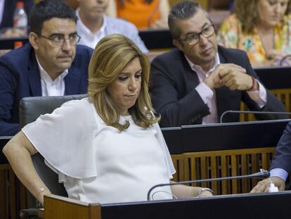 La presidenta andaluza en funciones, junto a los diputados socialistas tras la tercera votación de investidura.