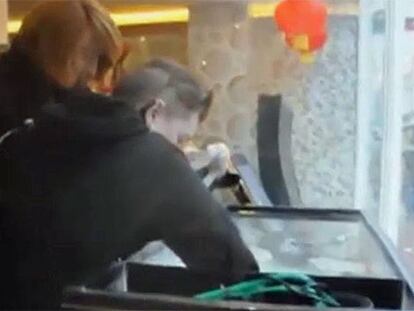 Un grupo ecologista coge los bogavantes de un restaurante y los libera en el mar