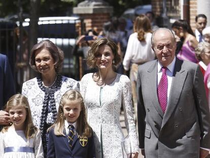 La princesa Leonor, vestida con traje y corbata, tras celebrar su comunión, rodeada de sus padres y abuelos.