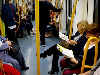 La candidata de Ahora Madrid y la mejor situada para ocupar la Alcaldía, Manuela Carmena, este lunes en el Metro.