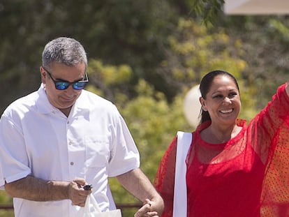 Isabel Pantoja sale de prisión acompañada por su hermano.