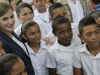 La reina Letizia, con niños de una escuela de Jiquilisco en El Salvador.