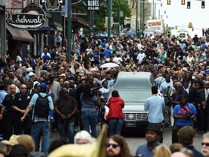 El coche fúnebre, entre cientos de seguidores en Memphis.