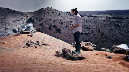 Martín Azkarate trabaja con el rover de la misión Exomars.