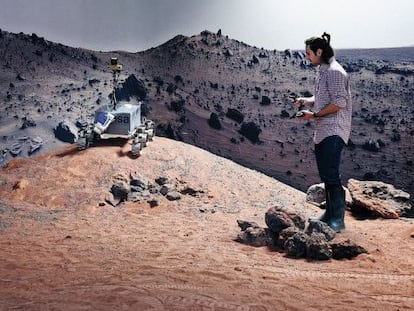 Martín Azkarate trabaja con el rover de la misión Exomars.