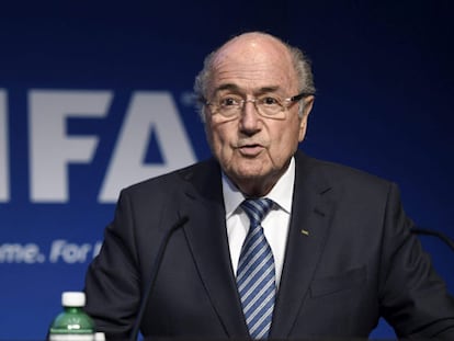 Blatter dimite por sorpresa, Hollande recibe a los Reyes en su primera visita oficial a Francia, se hunde un crucero en China... Las imágenes de la jornada, en 60 segundos