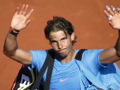 Nadal se despide del público de la pista central de Roland Garros tras perder contra Djokovic.