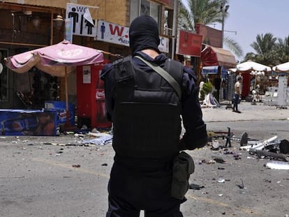 Un policía, cerca del templo de Luxor, centro turístico del sur de Egipto, donde se ha producido un ataque suicida.