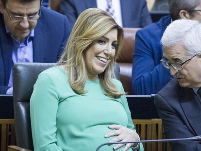 Susana Díaz, recién elegida presidenta andaluza, se toca la tripa en presencia del vicepresidente Manuel Jiménez.