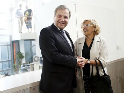 Antonio Miguel Carmona y Manuela Carmena.