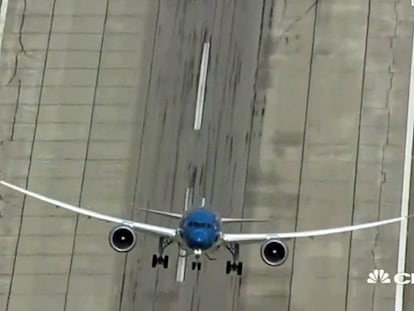 Avión listo para despegar... en vertical