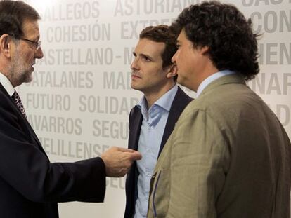 Rajoy, con Pablo Casado (en el centro), nuevo vicesecretario de Comunicación, y Jorge Moragas, director de la campaña.