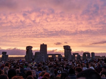 La fiesta del solsticio, hoy en Stonehenge, Inglaterra.