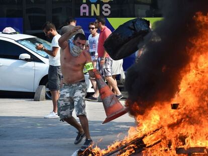 La protesta de los taxistas franceses contra Uber ha bloqueado varias ciudades del país.