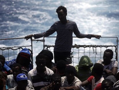 Inmigrantes que salían de las costas libias, rescatados en el Mediterráneo.