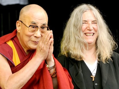 El Dalai Lama junto a Patti Smith en Glastonbury ayer.
